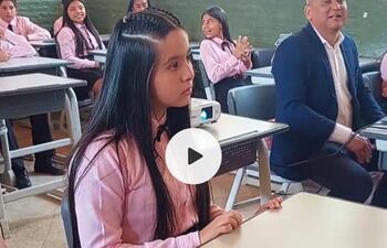 Alumnos, visiblemente emocionados, escucharon atentamente las palabras de aliento de sus padres.