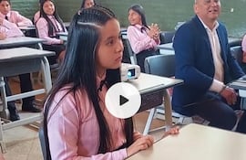 Alumnos, visiblemente emocionados, escucharon atentamente las palabras de aliento de sus padres.