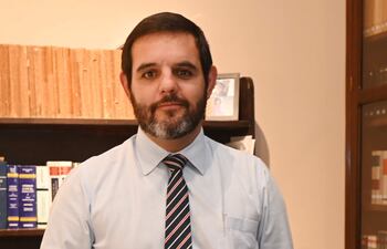 "Nosotros necesitamos una (Claudia) Criscioni, una mujer como ella, así como Brasil tuvo su juez (Sergio) Moro, un juez valiente que desmantele el sistema. Yo creo que eso se está empezando a ver...", afirmó el titular del Colegio de Abogados, Manuel Riera.