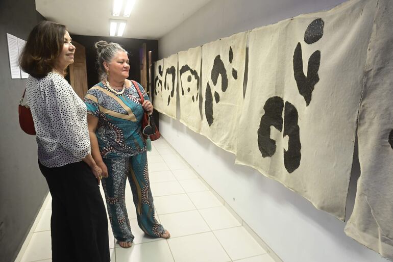 Apreciando la exposición.