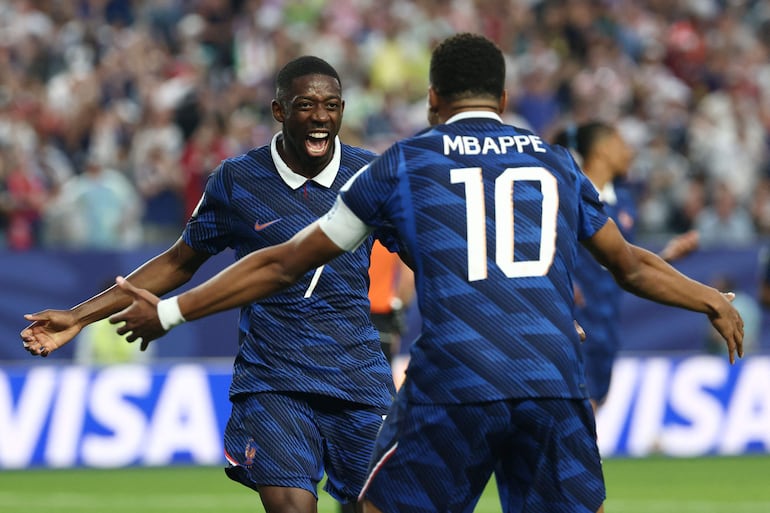 El delantero de Francia #10 Kylian Mbappé (der.) celebra la anotación del segundo gol de su equipo con su compañero, el delantero Ousmane Dembélé (izq.), durante el partido de fútbol del Grupo I del Mundial 2026 entre Francia e Irak en el Philadelphia Stadium en Filadelfia.