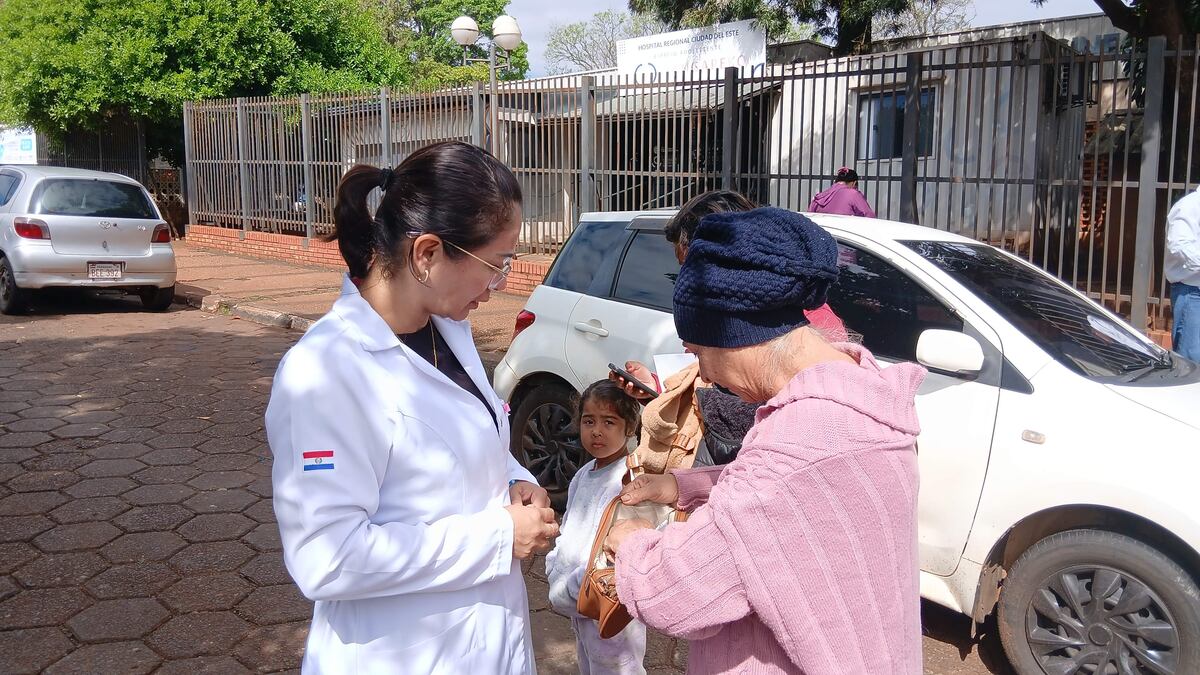 “¡Que renuncie!”: pacientes y médicos piden a gritos la salida de la ministra de Salud