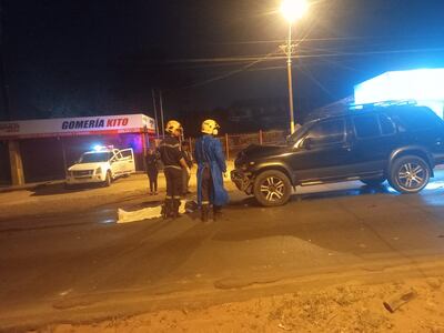 El motociclista Óscar Daniel Brizuela Brizuela, ya sin signos de vida, frente a la camioneta involucrada en el accidente.