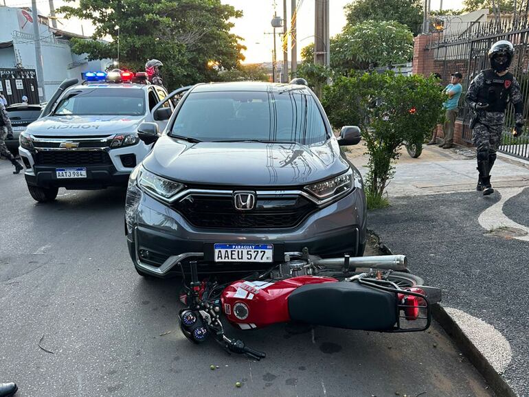 La motocicleta de los supuestos motochorros quedó debajo de un vehículo tras la persecución policial.