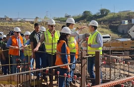Santiago Peña en zona de obra de Aña Cua acompañado de Pedro Alliana, Claudia Centurión y Carlos Yorg.