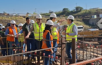 Santiago Peña en zona de obra de Aña Cua acompañado de Pedro Alliana, Claudia Centurión y Carlos Yorg.