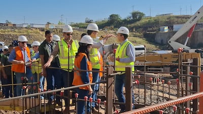 Santiago Peña en zona de obra de Aña Cua acompañado de Pedro Alliana, Claudia Centurión y Carlos Yorg.