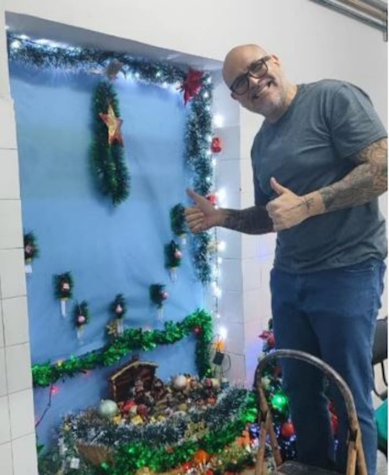 El neumólogo Carlos Morínigo instalando los peculiares adornos en el pesebre del Ineram.