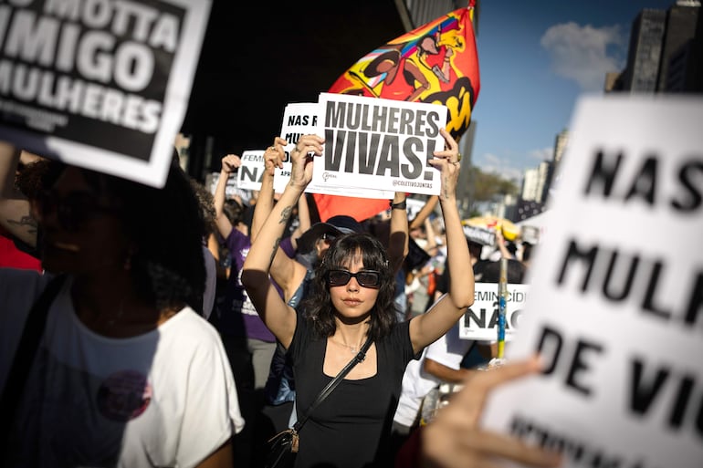 Mujeres participan en una manifestación para exigir a la Cámara de los Diputados que apruebe un proyecto de ley que tipifica la misoginia, con penas más duras para los discursos de odio hacia las mujeres, este sábado, en Sao Paulo (Brasil). 