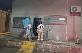 Fuego destruye documentos y equipos de bomberos bajo el viaducto de Madame Lynch