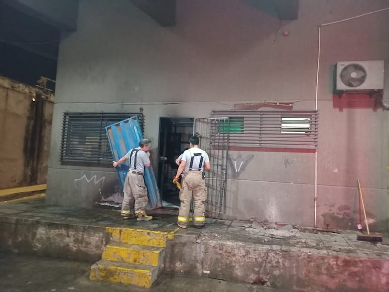 Fuego destruye documentos y equipos de bomberos bajo el viaducto de Madame Lynch