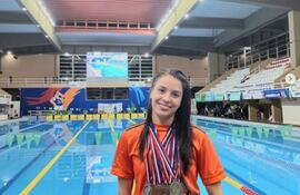 La excelente nadadora Fiorella Mateos se alzó con la categoría de Mayores en la modalidad Libre.