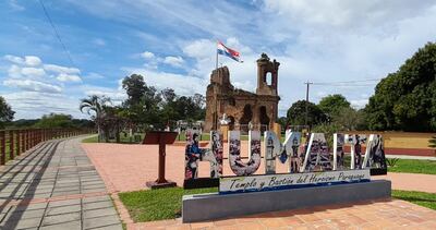 En el fondo se observa lo que alguna vez fue la iglesia de san Carlos de Borromeo, construido en la época de don Carlos Antonio López y que ahora necesita la urgente restauración.