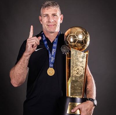 Martín Palermo (51 años) obtuvo con Olimpia el primer título de su carrera como director técnico.