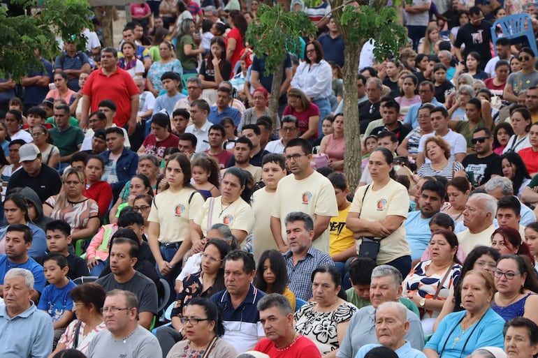Como cada domingo, la explanada de la Basílica estuvo repleta de fieles.