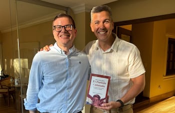 El presidente de la Aneaes, José Duarte, y el presidente de la República, Santiago Peña.