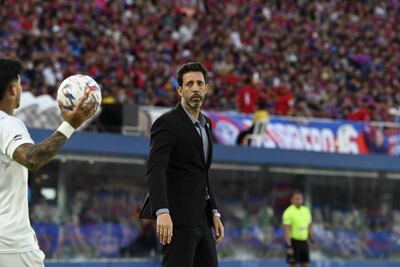 El uruguayo, Jorge Rodrigo Bava (44 años), entrenador de Cerro Porteño durante el encuentro ante Libertad, por la penúltima ronda del torneo Clausura 2025, disputado en el estadio La Nueva Olla. 