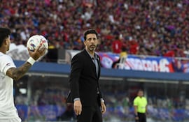 El uruguayo, Jorge Rodrigo Bava (44 años), entrenador de Cerro Porteño durante el encuentro ante Libertad, por la penúltima ronda del torneo Clausura 2025, disputado en el estadio La Nueva Olla.