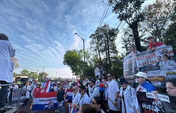 En el quinto y último día de la huelga nacional convocada por el Sindicato Nacional de Médicos (SINAMED), cientos de profesionales instalaron la «Carpa de la Resistencia» sobre la Ruta Sexta.