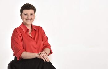 La voz rumana de la guarania, Cristina Bitiusca, en el estudio fotográfico del Diario Abc Color. "Para mí cantar en guaraní es expresar profundos sentimientos"