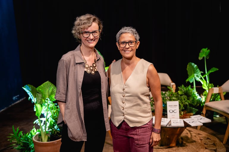 Carol Thiede junto con Adriana Lugo.