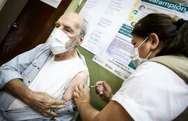 Personas reciben una dosis de una vacuna contra a Influenza en la Campaña de Invierno 2022. EFE/Nathalia Aguilar