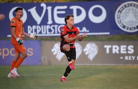 Darío Vargas sale a festejar el último penal de la tanda, que le dio a Deportivo Minga Guazú la clasificación a la tercera fase de la Copa Paraguay. (Foto: @CopaParaguayAPF)