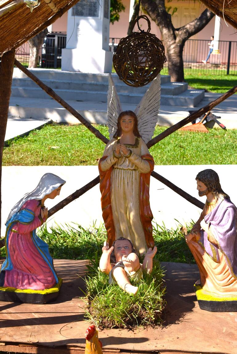 El Niño Jesús, la Virgen María, San José y el ángel Gabriel en el pesebre de la plaza Héroes del Chaco de la ciudad de Paraguarí. 