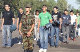 La Defensoría del Pueblo plantea la suspensión por este año del Servicio Militar Obligatorio ante el avance del covid-19.