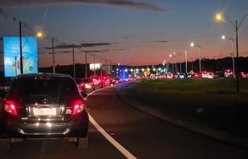 Una larga fila de vehiculos en las inmediaciones del puesto de peaje de Ypacaraí, sobre la Ruta PY02, ayer viernes.