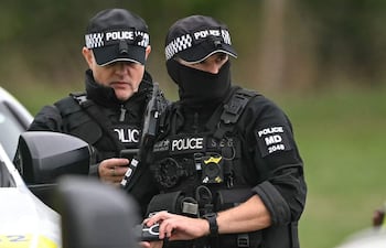 Policías en las inmediaciones de la base aérea de Fairford.