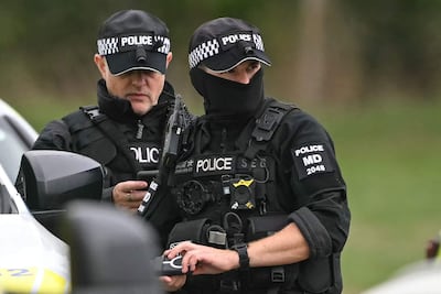 Policías en las inmediaciones de la base aérea de Fairford.