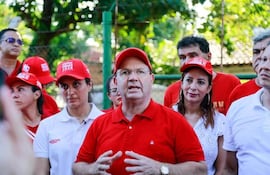 Camilo Pérez, precandidato colorado a la Intendencia de Asunción, durante una actividad proselitista