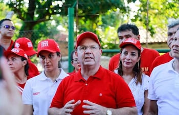 Camilo Pérez, precandidato colorado a la Intendencia de Asunción, durante una actividad proselitista