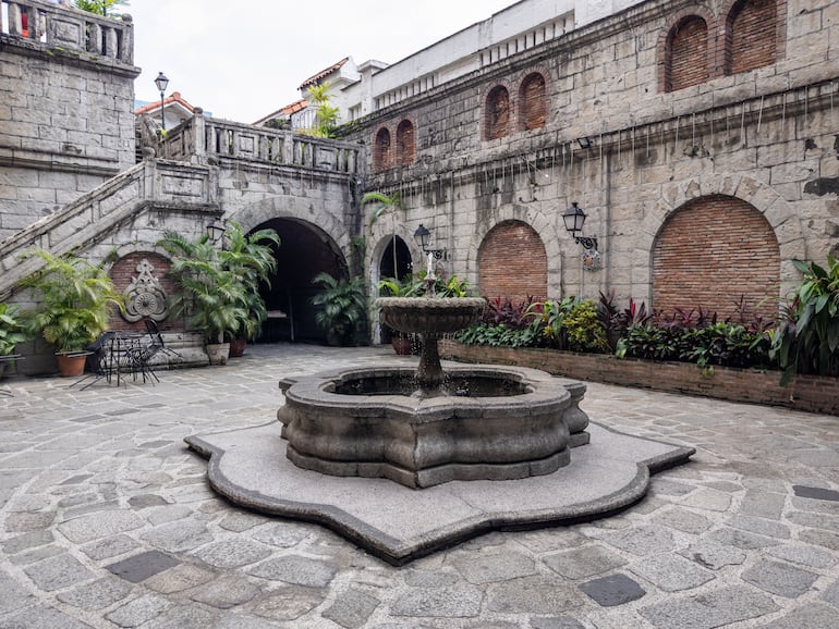 Histórico patio de piedra en Intramuros, Manila, Filipinas.