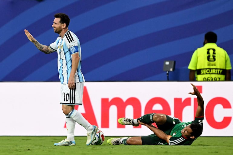 El delantero de Argentina Lionel Messi gesticula tras una falta sobre el defensor de Argelia Aissa Mandi durante el partido de fútbol del Grupo J de la Copa Mundial 2026 entre Argentina y Argelia en el Kansas City Stadium en Kansas City.