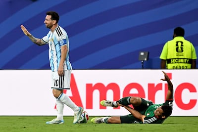 El delantero de Argentina, Lionel Messi, gesticula tras una falta sobre el defensor de Argelia, Aissa Mandi, durante el partido de fútbol del Grupo J de la Copa Mundial 2026 entre Argentina y Argelia en el Kansas City Stadium en Kansas City.