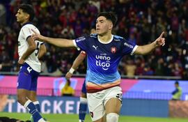 El argentino Ignacio Aliseda, jugador de Cerro Porteño, festeja un gol en el partido frente a 2 de Mayo por la quinta fecha del torneo Clausura 2025 de la Primera División de Paraguay en el estadio La Nueva Olla, en Asunción, Paraguay.