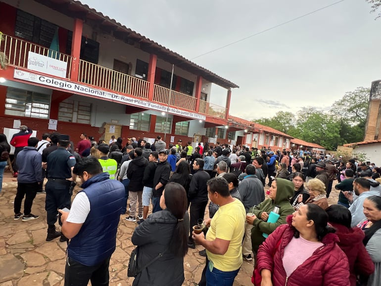 Se registra una importante concurrencia de electores en los locales de votación, pese a las condiciones climáticas. El movimiento de votantes es constante desde tempranas horas.