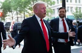 El presidente de Estados Unidos, Donald Trump, acompañado por el vicepresidente J.D. Vance, habla con periodistas en el exterior del restaurante Joe's Seafood, Prime Steak & Stone Crab en Washington, D.C.