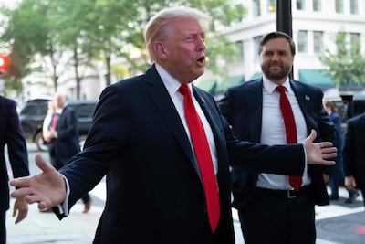 El presidente de Estados Unidos, Donald Trump, acompañado por el vicepresidente J.D. Vance, habla con periodistas en el exterior del restaurante Joe's Seafood, Prime Steak & Stone Crab en Washington, D.C.