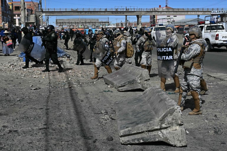 Soldados desplegados en una zona de bloqueo en Cruce Ventilla, El Alto, Bolivia, el 20 de junio de 2026.