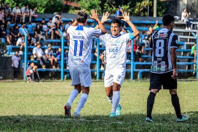 Juan Alfonso (11), celebra su tanto en compañía de Jesús Martínez, mientras Ariel Agüero se lamenta. (Foto: APF)
