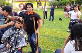 Elvio Dávalos, un peluquero con discapacidad física que triunfa en la vida.