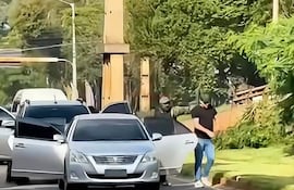 Momento en que los delincuente toma de rehén a una de las víctimas.