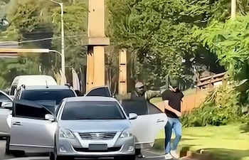 Momento en que los delincuente toma de rehén a una de las víctimas.