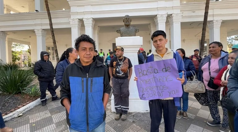 Funcionarios de Aseo Urbano de Villarrica se declaran con brazos caídos por salarios atrasados.