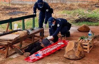 La víctima fue auxiliada por bomberos voluntarios tras caer inconsciente al suelo.