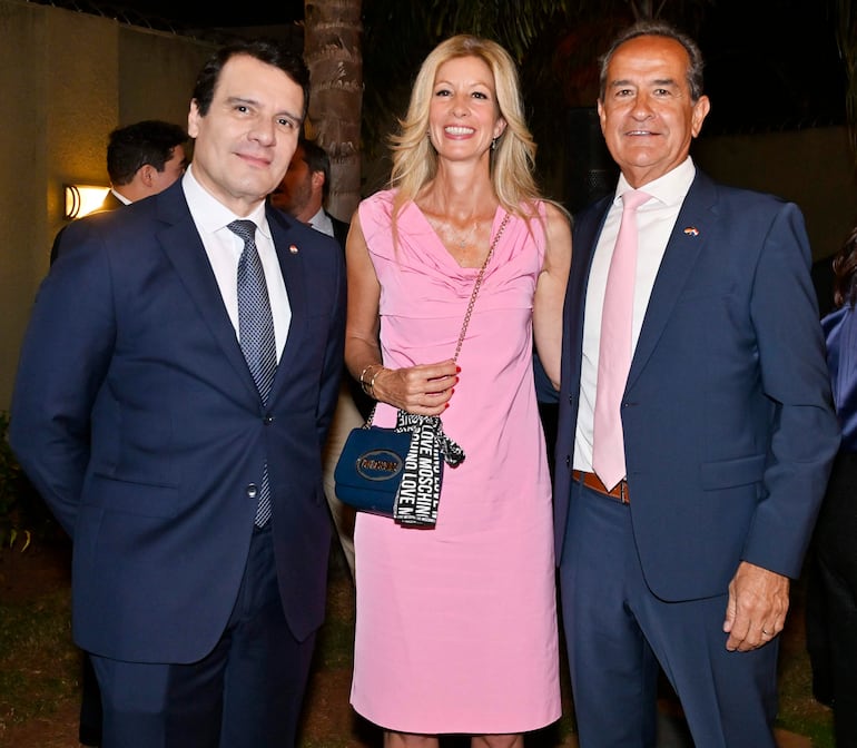 El embajador de Chile en Paraguay, Hernán Brantes Glavic, y su señora Rosana Bellolio Pasini ofrecieron una reunión en la residencia oficial del embajador con motivo de la celebración del 216°aniversario de la Independencia de Chile