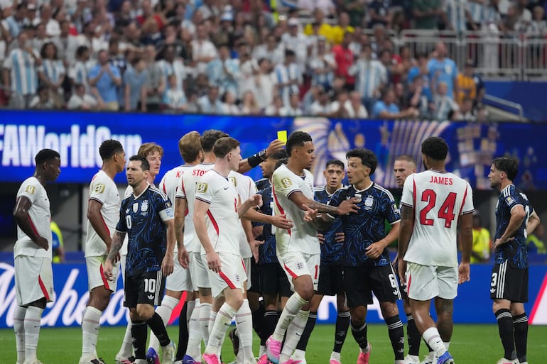 Jugadores de Inglaterra y de Argentina discuten este miércoles, en el partido de semifinales del Mundial de la FIFA 2026 entre Inglaterra y Argentina en el estadio Mercedes-Benz en Atlanta (Estados Unidos). EFE/ Octavio Guzmán
